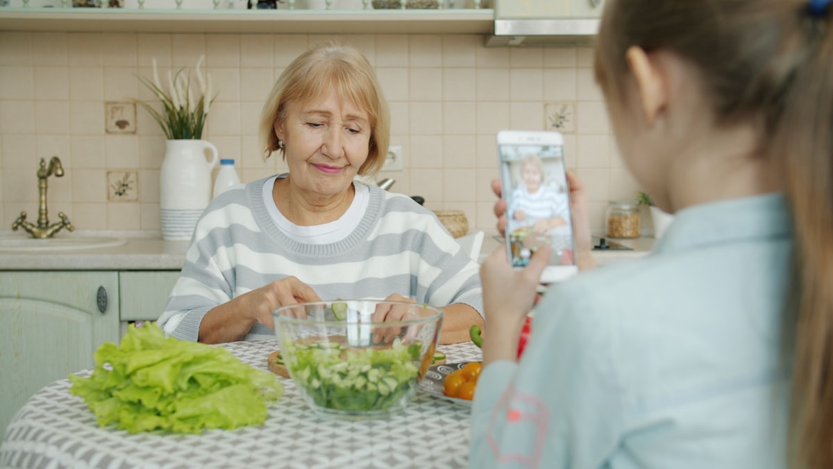 Salată cu somon și avocado